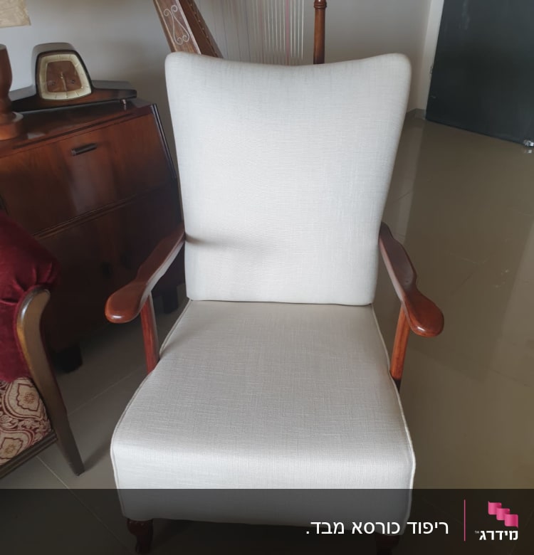 כורסה מרופדת בבד בהיר עם ידיות עץ